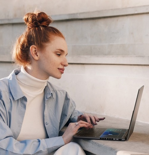 obrázek notebook ASUS ZenBook Duo během práce