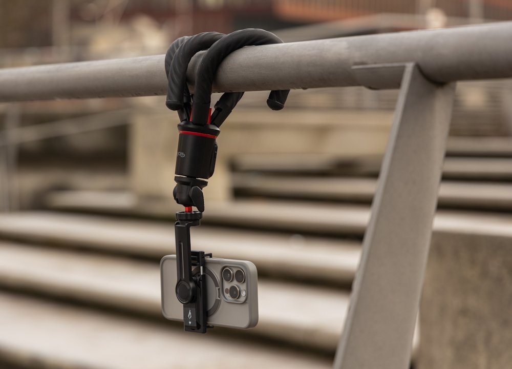 obrázek stativ Rollei Easy Creator MonkeyPod přichycen na zábradlí