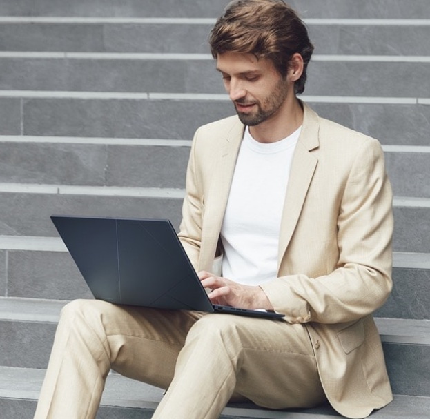 obrázek notebook ASUS ZenBook 14 UX3405 na kolenou uživatele