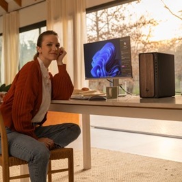 obrázek stolní počítač HP OmniDesk AI M03 na stole během práce