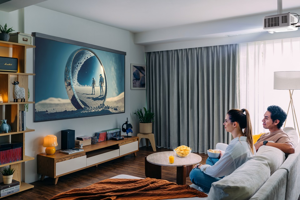obrázek projektor ViewSonic LX700-4K v domácím prostředí