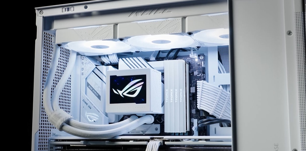 obrázek vodní chladič ASUS ROG RYUJIN III 360 ARGB v PC skříni