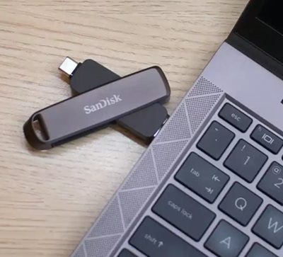 obrázek flashdisk SanDisk Extreme PRO Dual Drive připojený k notebooku