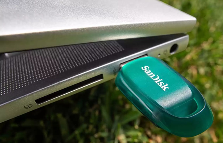 obrázek SanDisk Ultra Eco USB připojení k notebooku