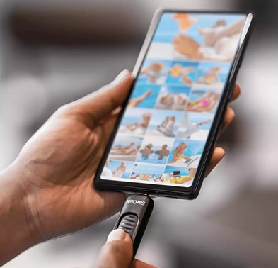 obrázek flashdisk SanDisk Ultra Slider USB-C připojený ke smartphonu
