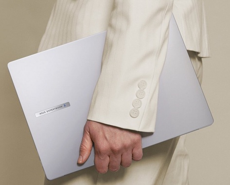 obrázek notebook ASUS ExpertBook P3 P3405 přenosný v ruce