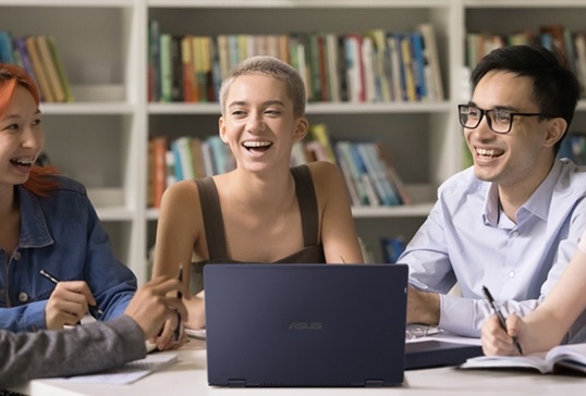 notebook ASUS ExpertBook B3 Flip B3402 při studiu