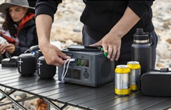 obrázek APC OffGrid Portable Power Station 330 venku