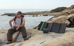 obrázek APC OffGrid Portable Power Station 330 nabíjení solárním panelem