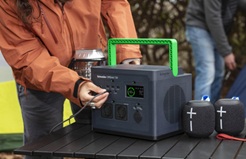 obrázek APC OffGrid Portable Power Station 330 venku