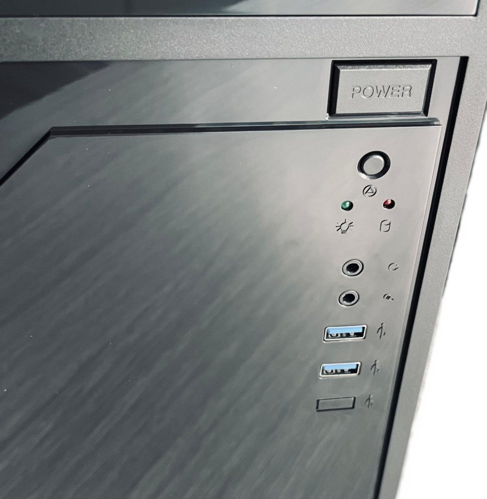 PC skříň Eurocase ML M6-590B detail konektory