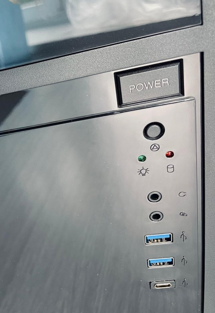 PC skříň Eurocase ML M6-590B USB-C detail konektory