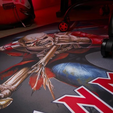 podložka pod židli Iron Maiden Gaming Floor Mat detail na potisk