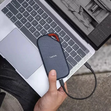obrázek externí disk SanDisk Extreme PRO připojen k notebooku