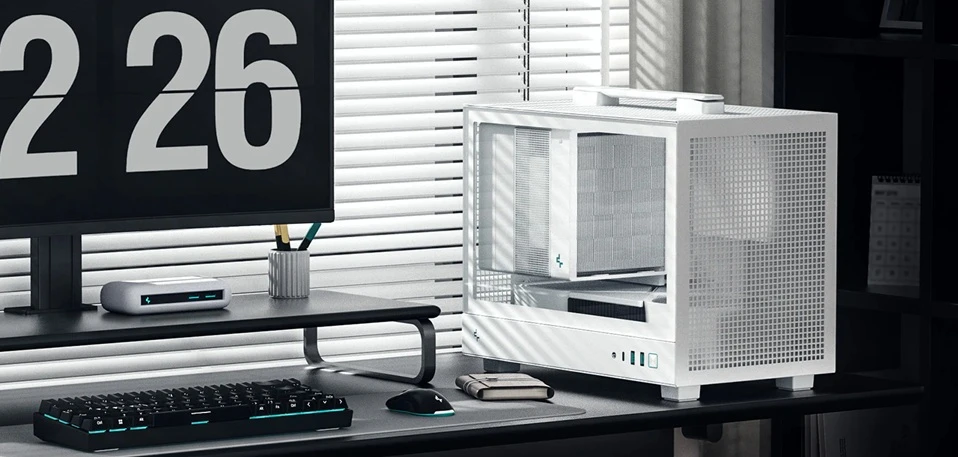 PC skříň DEEPCOOL CH160 Plus na stole