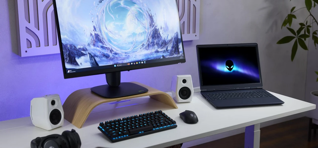 notebook Dell Alienware 16 Aurora AC16250 na stole