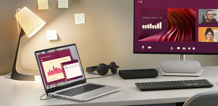 notebook Dell Pro 14 PC14250 na pracovním stole s periferiemi