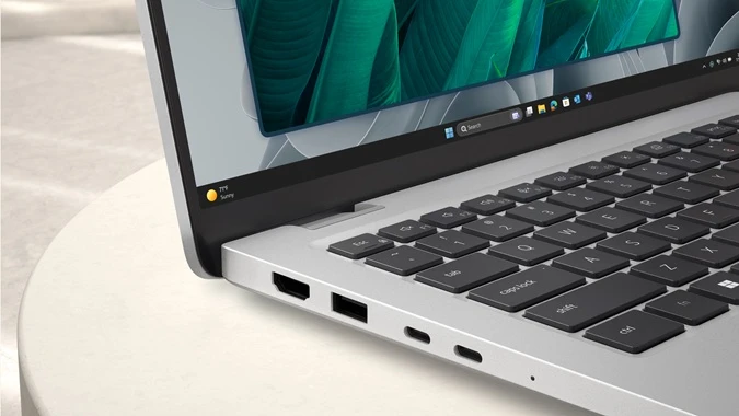 notebook Dell Pro 14 PC14255 detail konektory