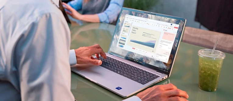 notebook Dell Pro 16 Plus PB16250 při práci