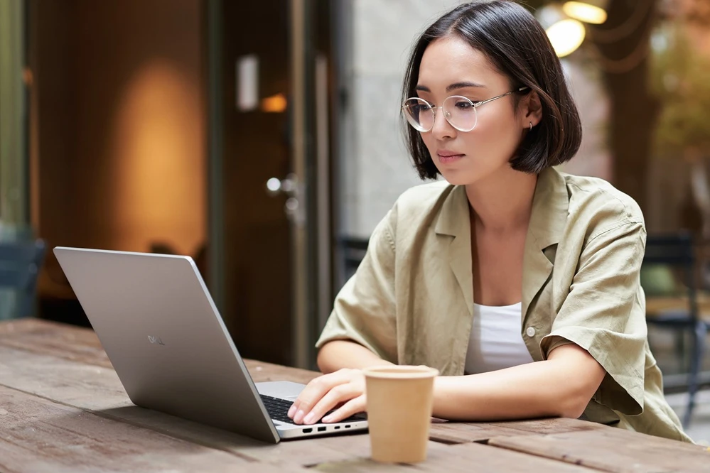 notebook Dell Pro 16 Plus PB16255 při práci