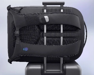 batoh Alienware 18 AW7825P upevněný na kufru