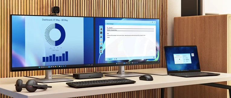 dokovací stanice Dell WD25 na stole s příslušenstvím
