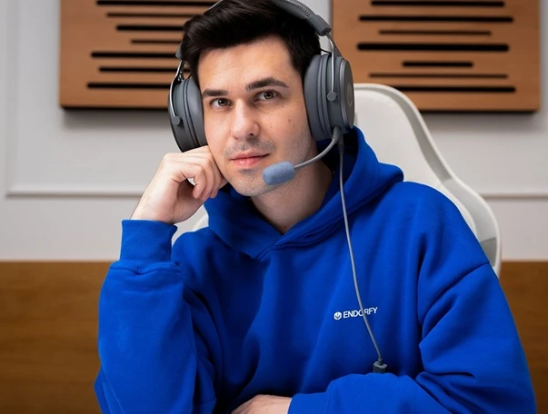 headset Endorfy VIRO Plus USB Alt Grey během komunikace