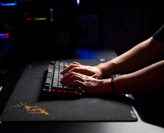 herní klávesnice Endorfy Thock V2 Wireless na stole