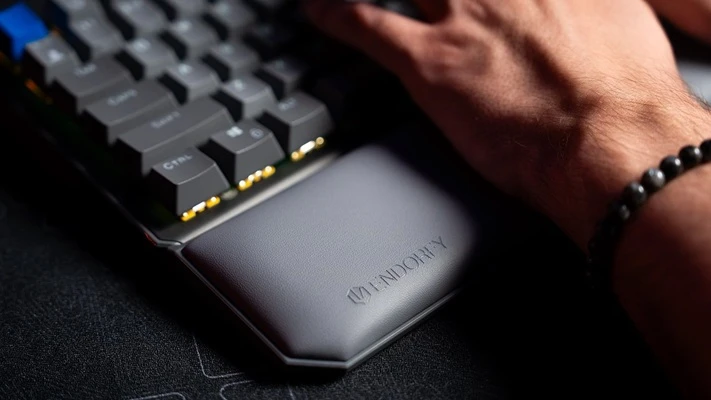 opěrka dlaně Endorfy Thock TKL Palm Rest V2 pod klávesnici detail