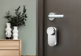 chytrý zámek EZVIZ DL01 Pro na dveřích