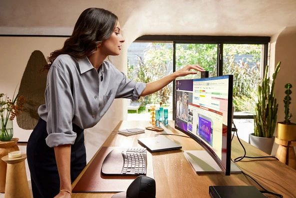 monitor HP 734pm lifestyle