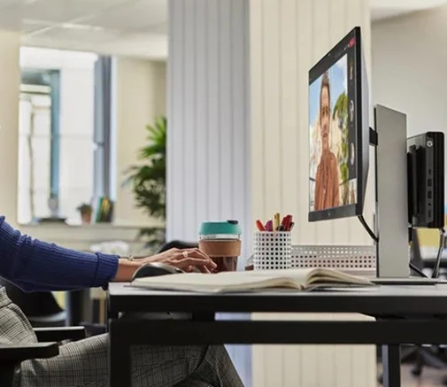 PC HP Pro Mini 400 G9 uchycené za monitorem