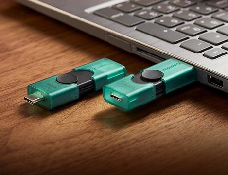 flashdisk Kingston DataTraveler DuoG2 připojený k notebooku