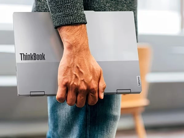 notebook Lenovo ThinkBook 14 2 v 1 G5 přenosný v ruce