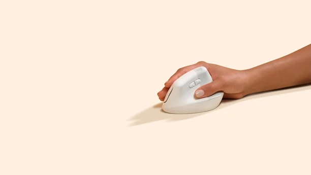 ergonomická myš Logitech Lift pro Mac v ruce
