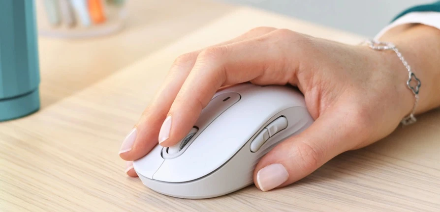 bezdrátová myš Logitech Signature M650 v ruce