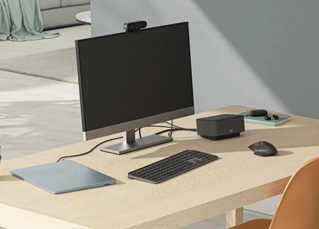 Logitech Logi Dock Focus Room Kit na stole