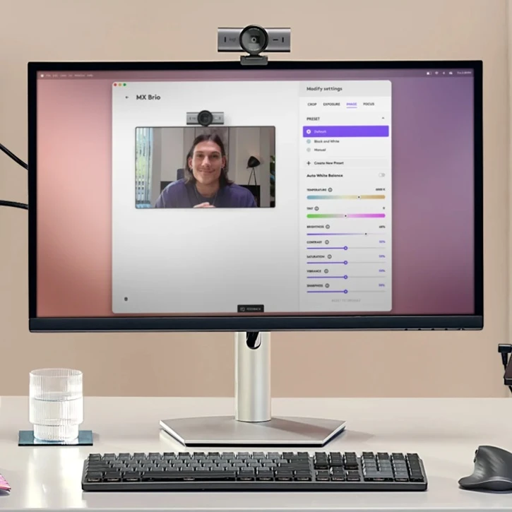 webkamera Logitech MX Brio upevněna na monitoru