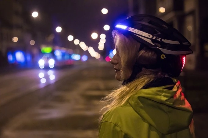 chytrá Bluetooth helma Safe-Tec TYR3 osvětlení v noci