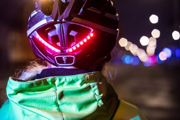 chytrá Bluetooth helma Safe-Tec TYR3 zadní světlo