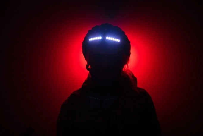 chytrá Bluetooth helma Safe-Tec TYR3 přední světlo