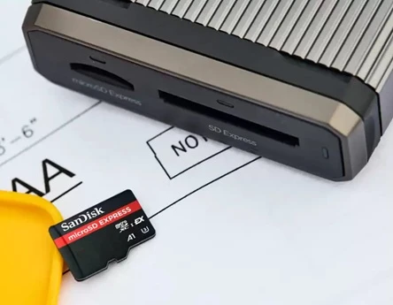 paměťová karta SanDisk Express microSDXC u čtečky karet