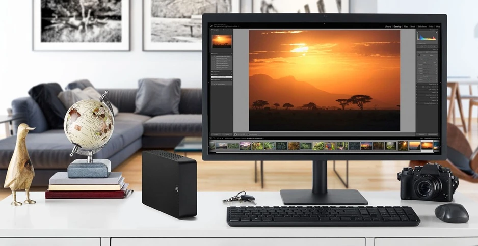 externí pevný disk Seagate Expansion Desktop na stole