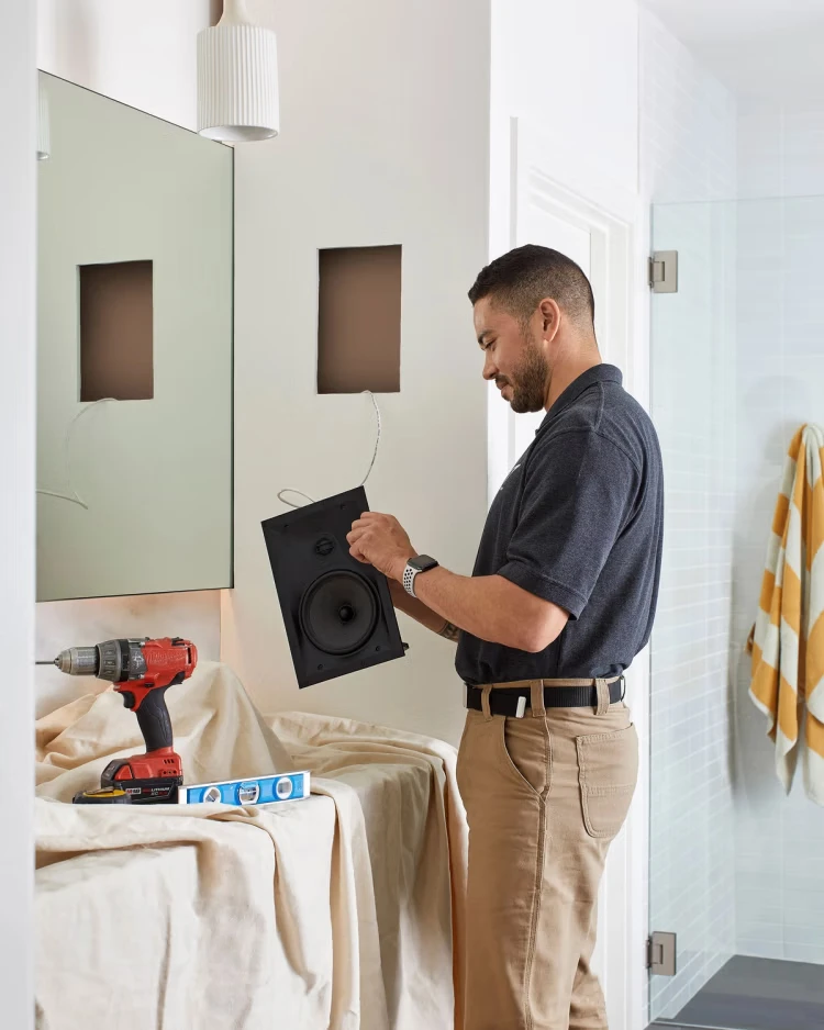 muž držící repro