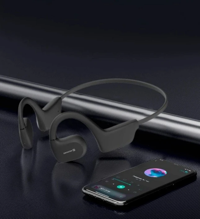 headset SWISSTEN GYM OPEN EAR ve spojení se smartphonem
