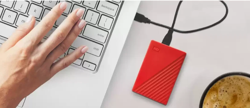 na-stole-s-notebookem