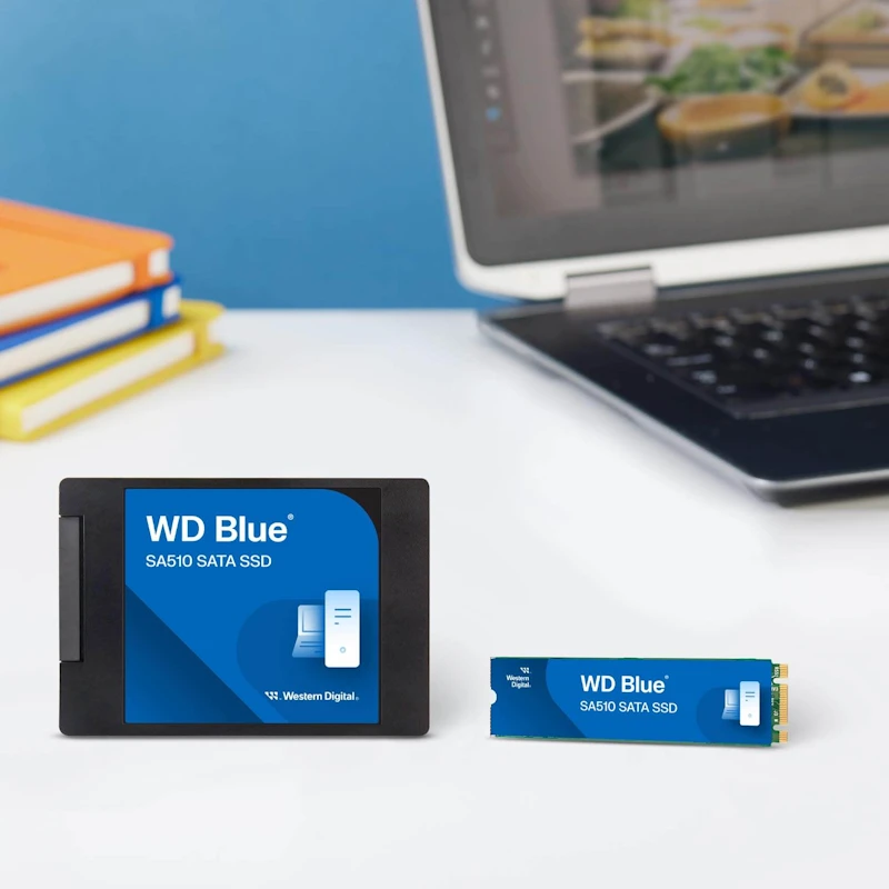 ssd disky vedle notebooku