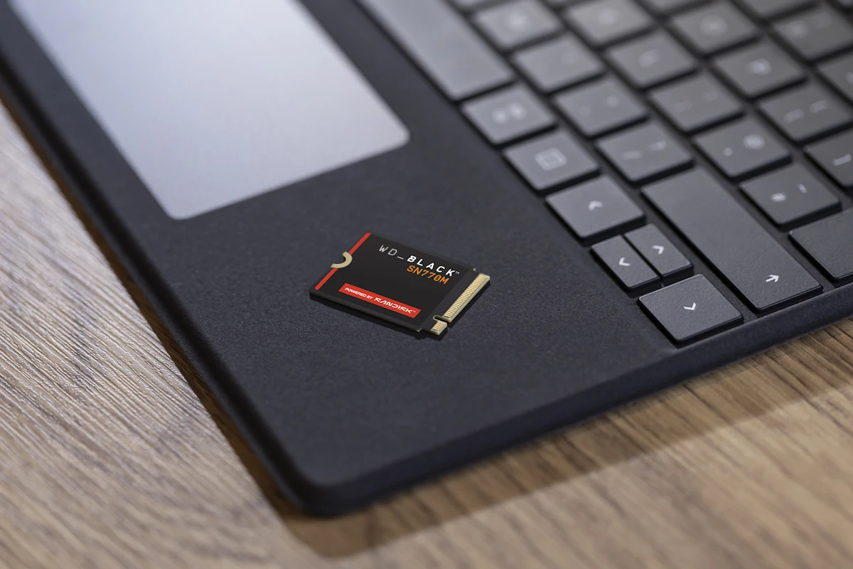 ssd disk na notebooku (detail)