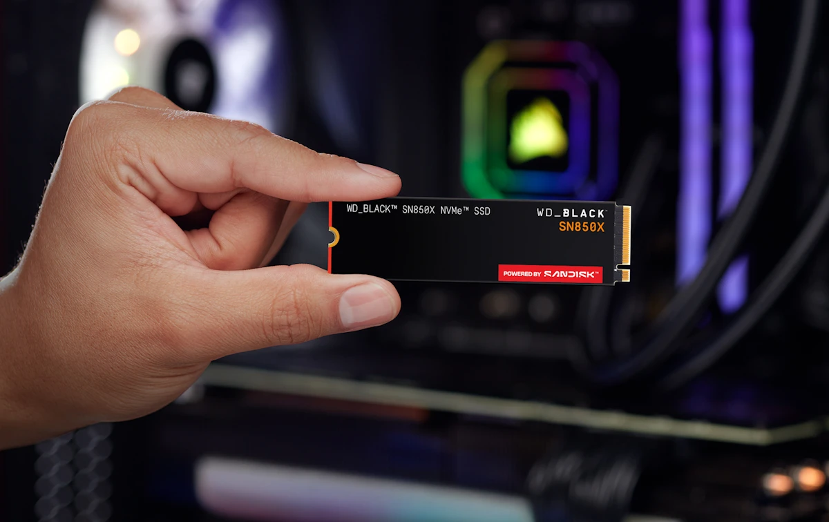 ruka držící ssd disk